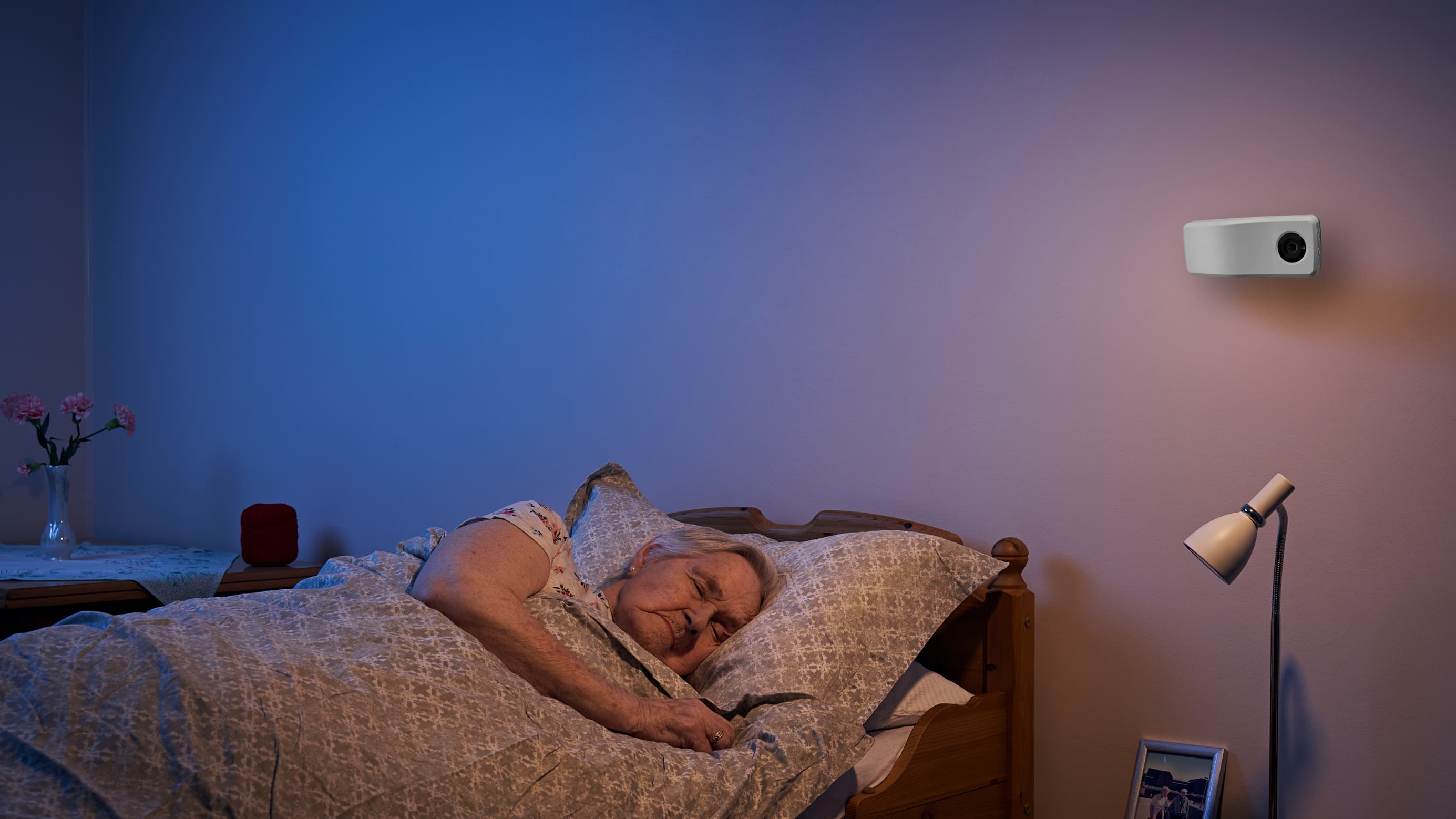 Eldre kvinne sover trygt med Nattugla